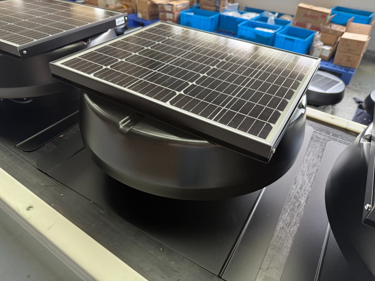Extractor solar con panel fotovoltaico integrado